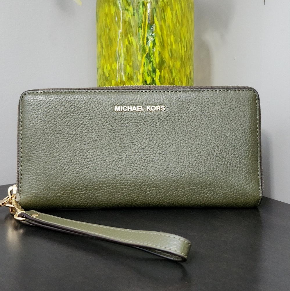 MICHAEL KORS (Authentic)Large Continental Wallet !